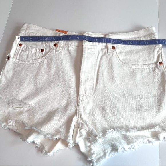 Levi’s 501 White shorts button fly distressed size 31 NWT - Picture 4 of 6